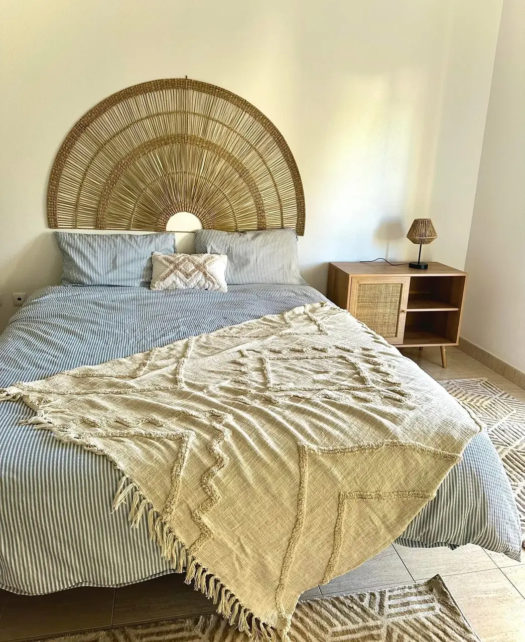 La chambre, bois et rotin